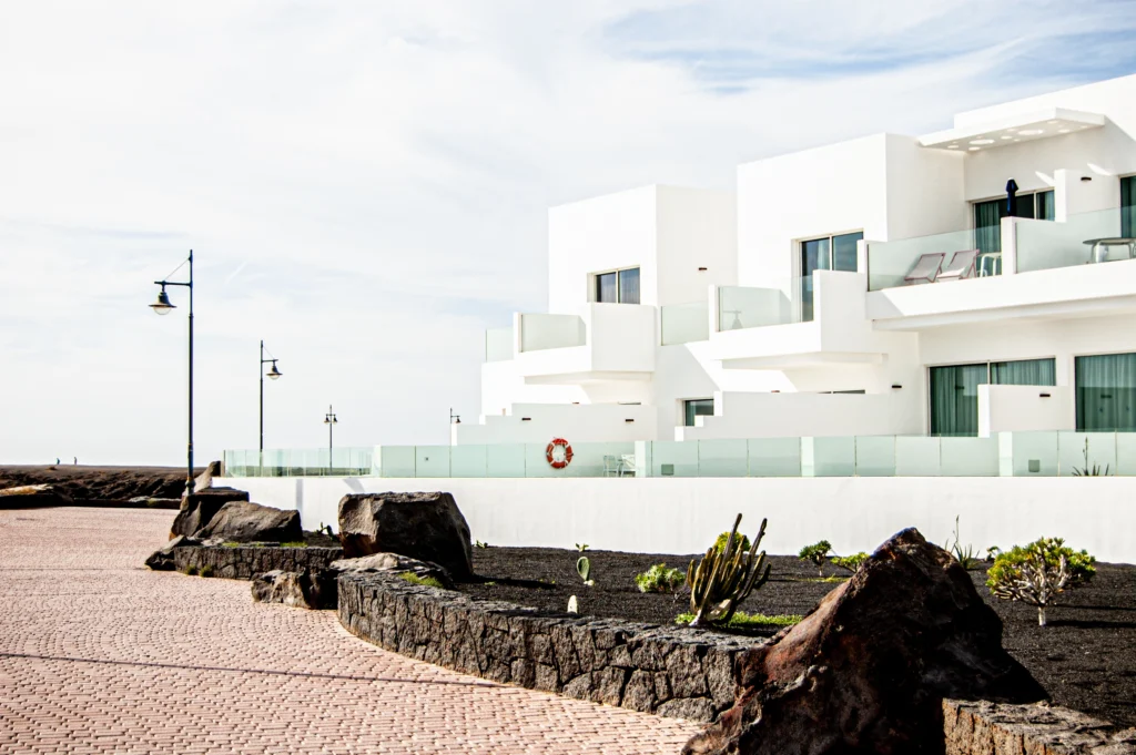 Promoción inmobiliaria moderna en primera línea de costa
